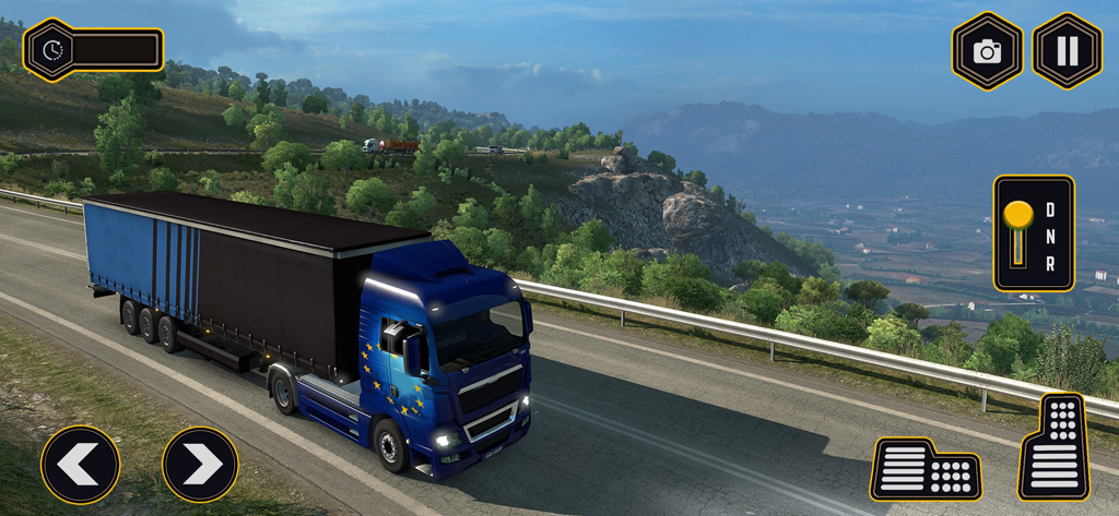 Off Road Drive Truck Simulator - Un camión azul con un remolque negro circulando por una pintoresca carretera de montaña en un juego de simulador de camiones