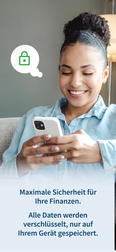 Eine lächelnde Frau, die die StarMoney-App auf ihrem Handy benutzt, mit einem Schlosssymbol, das maximale Datensicherheit und Verschlüsselung symbolisiert