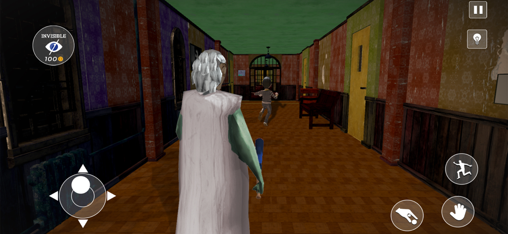 Scary Evil Granny Horror Game - Captura de pantalla del juego de Scary Evil Granny persiguiendo a un niño por un pasillo.