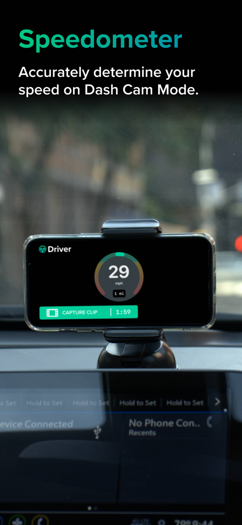 Driver: Driving & Dash Cam App - iPhone auf einem Auto-Armaturenbrett montiert, das den Tacho und die Dashcam-Aufnahmoberfläche der Driver-App anzeigt