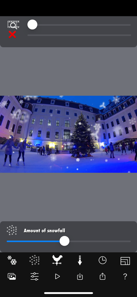 Snow Effect Video - クリスマスの木立と調整可能な降雪設定のある冬のアイススケートシーンを示すスノーエフェクトビデオアプリのインターフェース