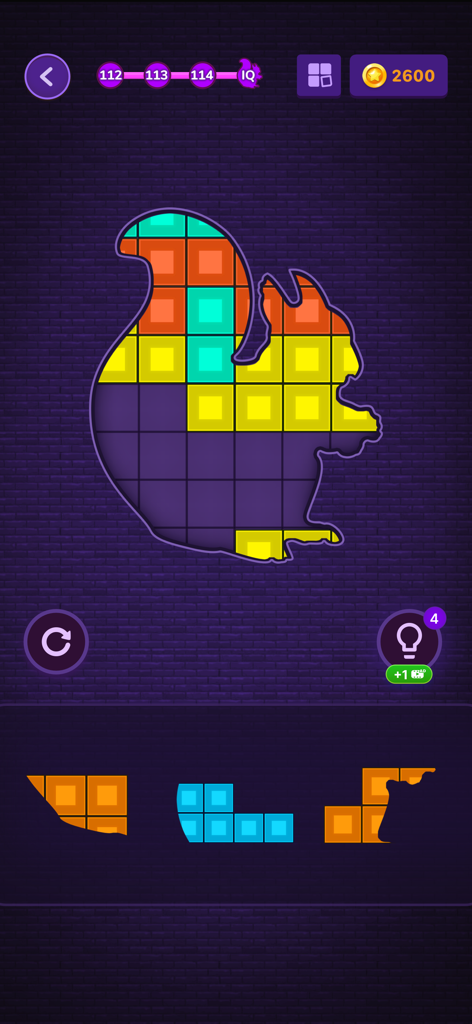 Block Puzzle - Puzzle Games * - Un colorido nivel de juego de rompecabezas de bloques donde las piezas se encajan en la silueta de una ardilla sobre un fondo oscuro.