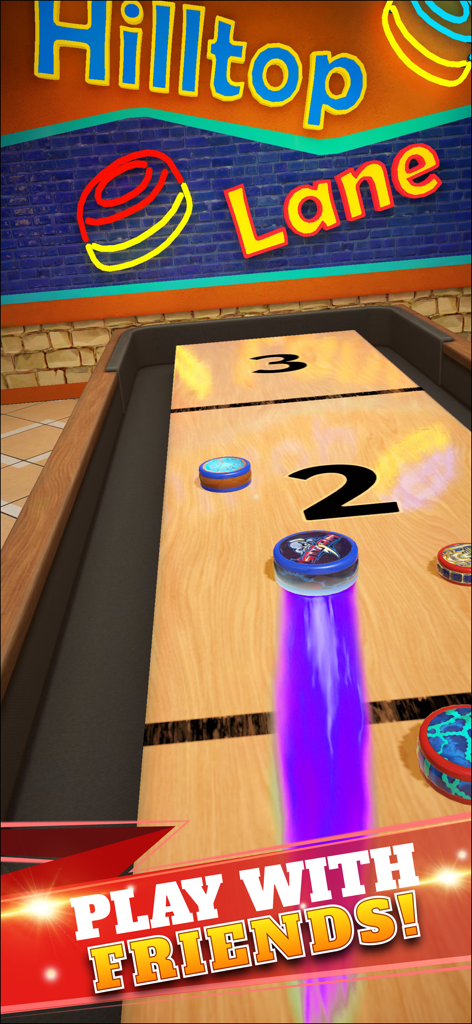 Un disco azul deslizándose en un tablero de shuffleboard de madera en la arena Hilltop Lane con un banner de jugar con amigos