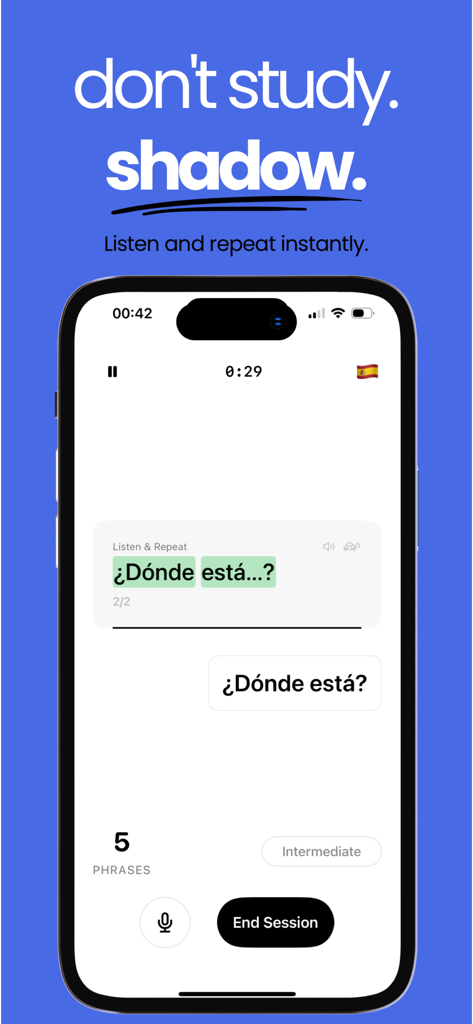 Shadow-Speak&Practice Language - Um smartphone exibindo a interface do aplicativo Shadow para uma sessão de fala em espanhol com feedback de IA em tempo real destacando o texto em verde