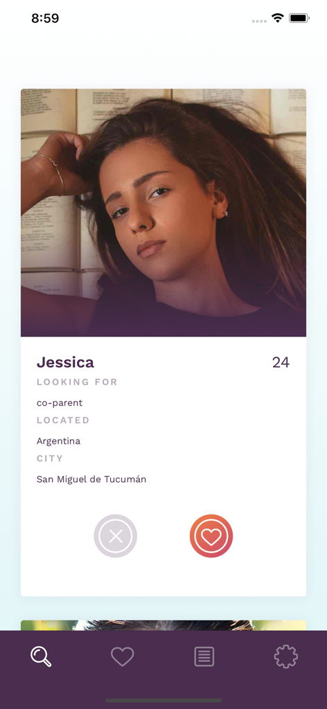 Un profilo utente sull'app Modamily che mostra una donna alla ricerca di un co-genitore con pulsanti di azione per la corrispondenza.