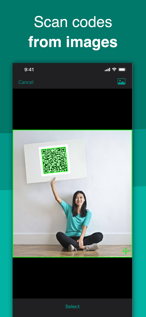 Interfaccia dell'app QRbot che mostra un utente che seleziona l'immagine di una donna che tiene in mano un grande codice QR da scansionare.