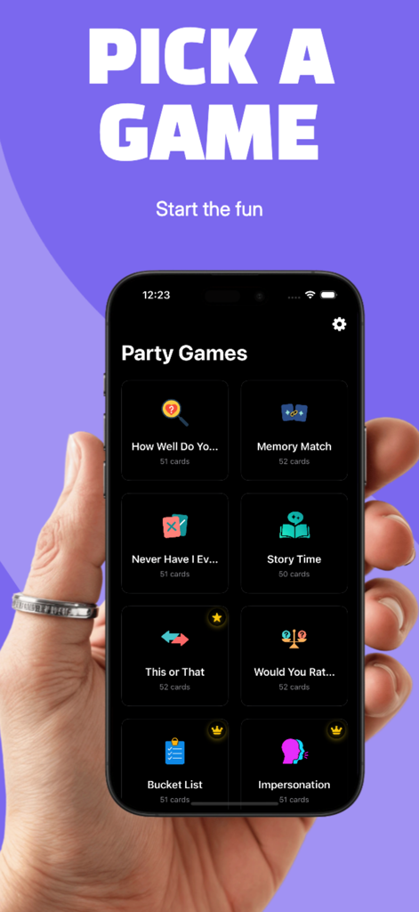 Party Games: Game Night - Una mano sosteniendo un iPhone que muestra el menú de selección de juegos de la aplicación Party Games Game Night