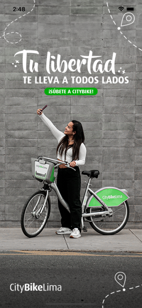 CityBike Lima - Una mujer tomándose una selfie junto a una bicicleta CityBike Lima frente a una pared gris