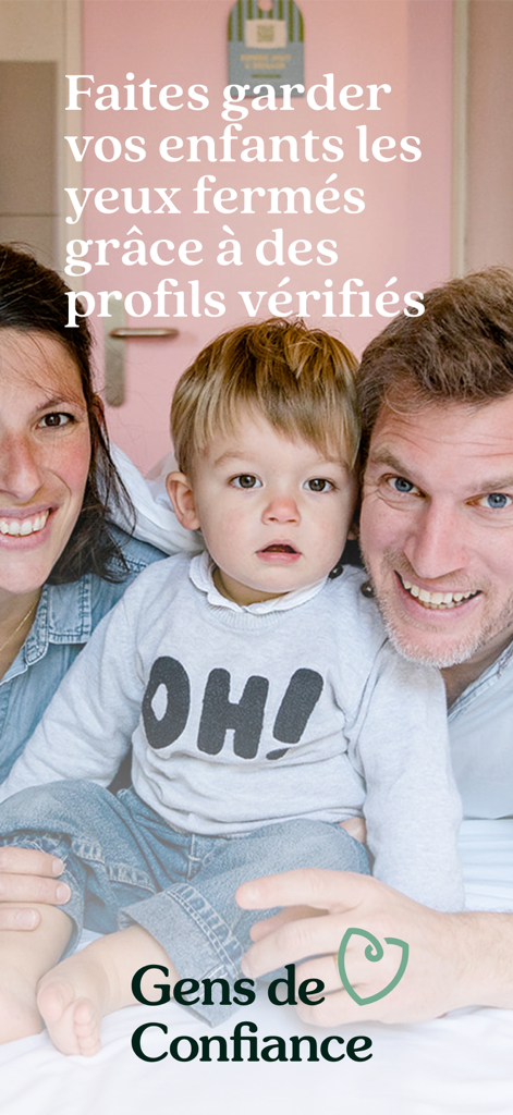 A smiling family representing trusted childcare services with verified profiles on the Gens de Confiance platform