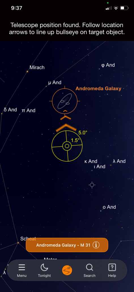 Celestron StarSense Explorer - Interfaccia dell'app Celestron StarSense Explorer che mostra frecce di guida e un puntatore che mira alla Galassia di Andromeda nel cielo notturno