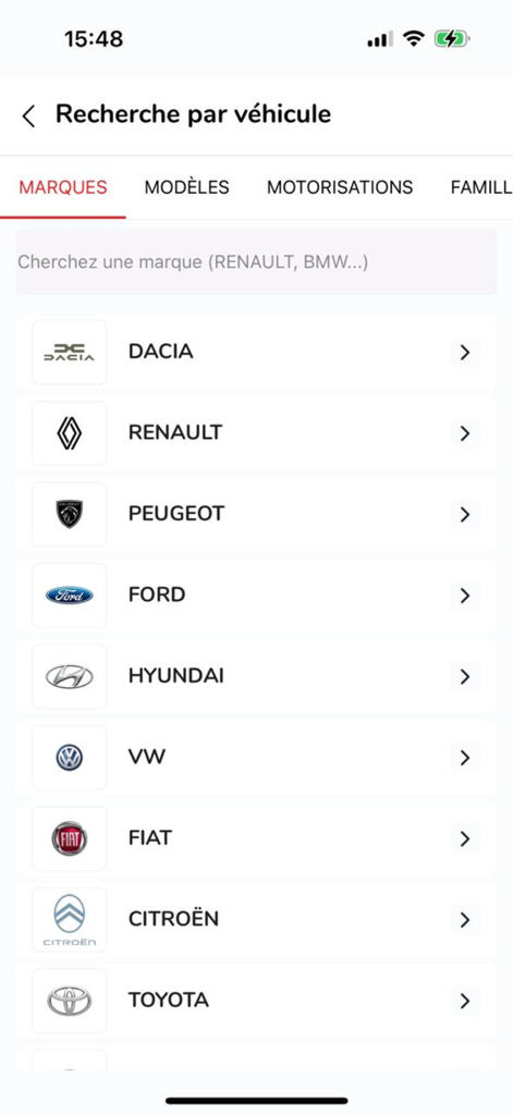 Interface mobile de l'application AutoPlus montrant la liste des marques de voitures pour la sélection de pièces de rechange.