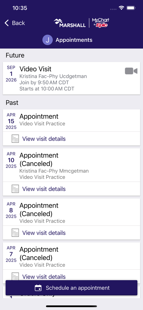 Pantalla de la aplicación móvil Marshall MyChart que muestra una lista de futuras videoconsultas y citas médicas pasadas