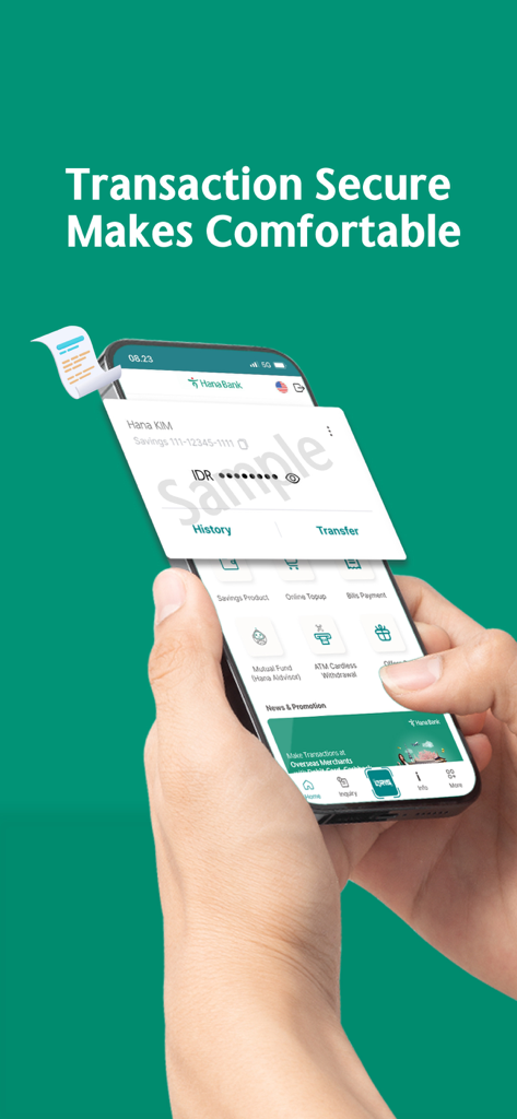 安全な取引機能を備えたMyHanaモバイルバンキングアプリのダッシュボードが表示されているスマートフォンを持つ手。