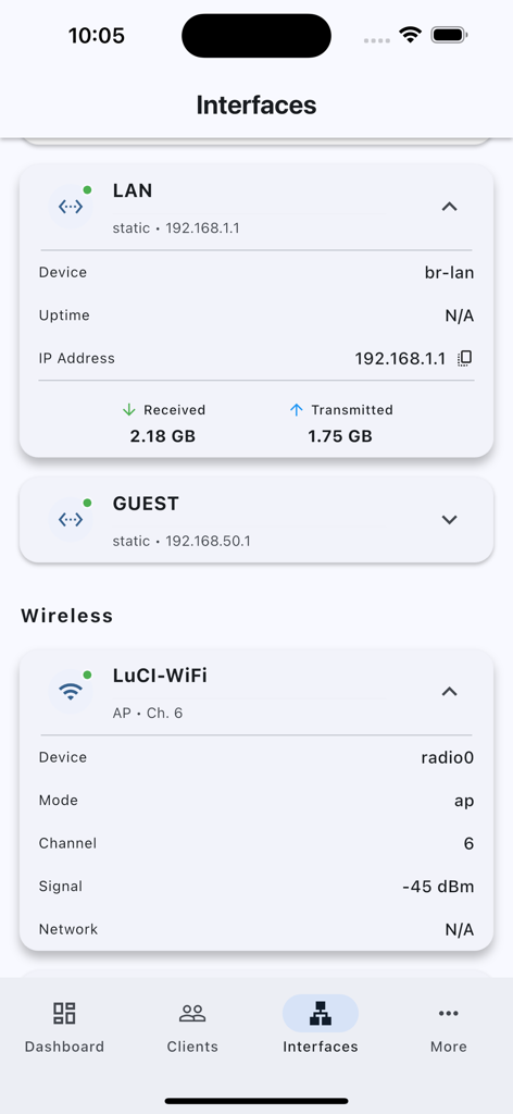 Pantalla de la aplicación LuCI Mobile que muestra detalles de la red local y las interfaces inalámbricas de un router OpenWrt