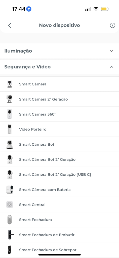 Una lista de dispositivos de seguridad inteligentes que incluyen cámaras y cerraduras inteligentes disponibles para su configuración en la aplicación móvil Positivo Casa Inteligente.