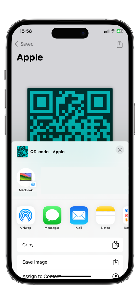 My QR - Un écran iPhone affichant un code QR personnalisé bleu sarcelle avec le menu Partager d'iOS ouvert pour le partage et l'enregistrement.