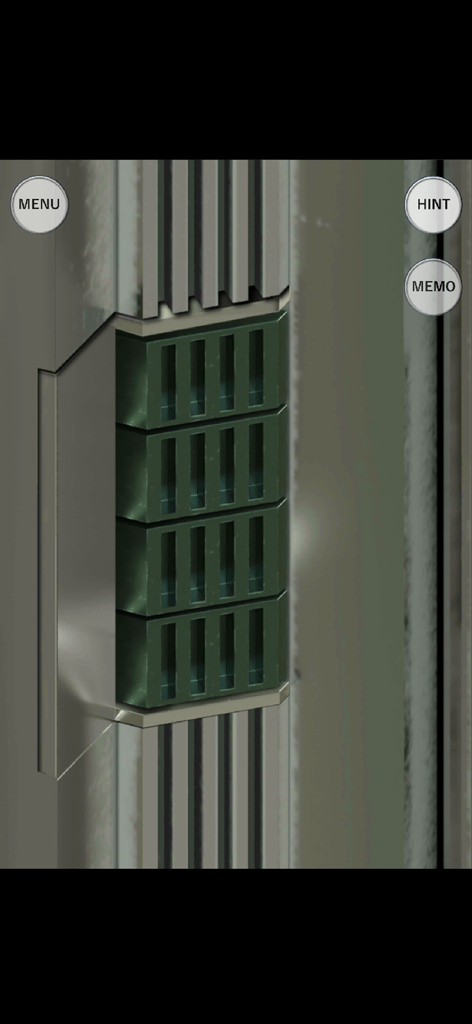 Uma visão aproximada de um mecanismo de quebra-cabeça metálico com fendas verdes dentro da cabine telefônica.