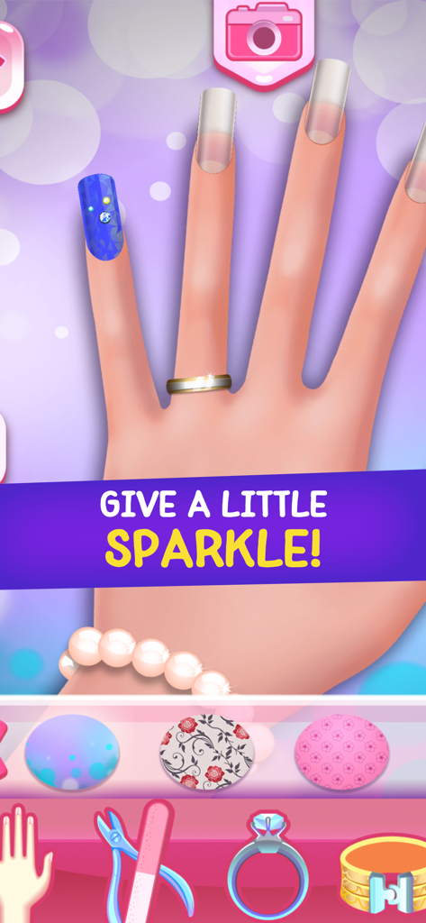 Une main avec un ongle bleu scintillant et des bijoux dans un jeu de salon de manucure virtuel