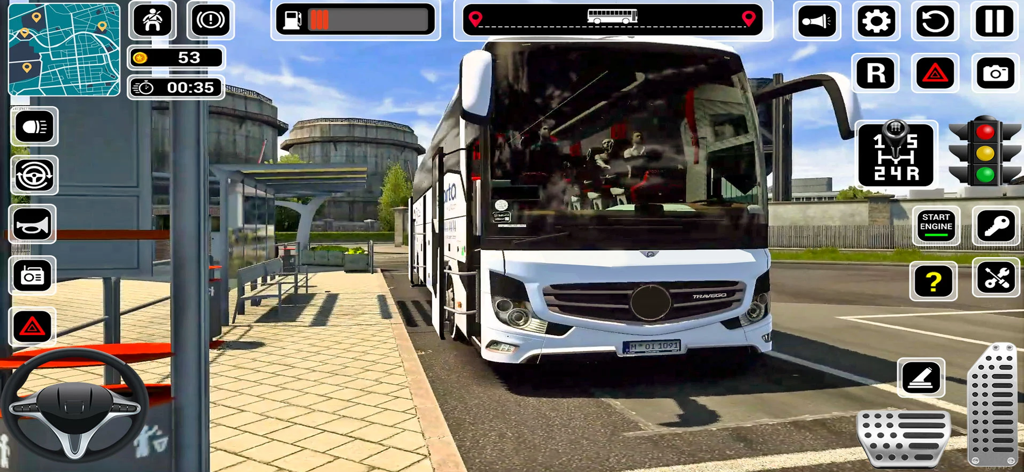 Real Bus Driving Game - Un autocar blanco en una parada de autobús en un juego de simulación de conducción móvil con un salpicadero y controles realistas