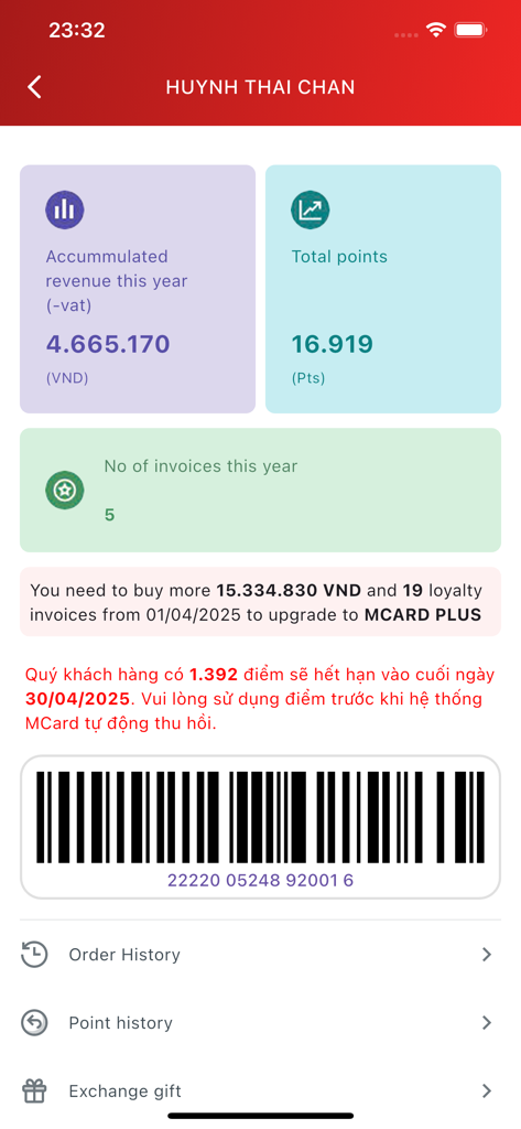 Tela do aplicativo móvel MCard mostrando os pontos de fidelidade do usuário, estatísticas de receita e um código de barras de membro digital.