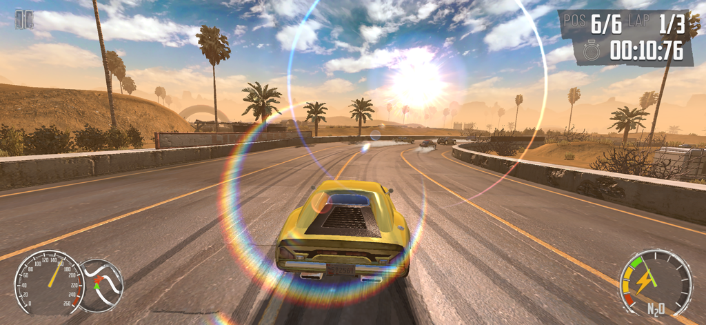 Un coche muscle amarillo compitiendo en una carretera desértica soleada con palmeras y un brillante destello de lente.