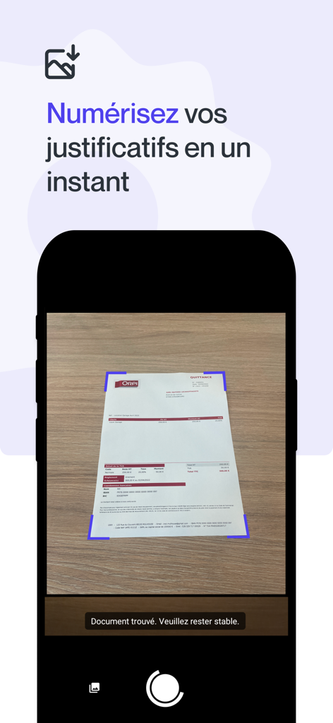 MEG - Mon Expert en Gestion - Écran de smartphone affichant l'application MEG en train de numériser un reçu professionnel papier sur une table en bois