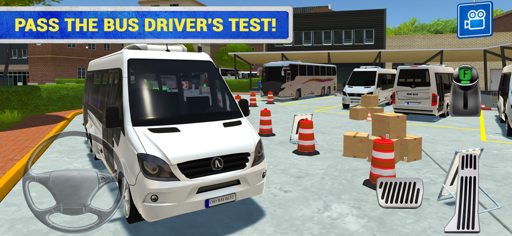 City Bus Driving Sim - Un minibús blanco navega por una pista de obstáculos con conos de tráfico y cajas en un simulador de conducción de autobuses