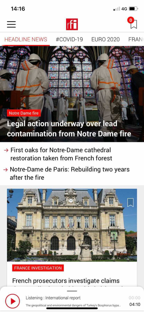 La interfaz de la aplicación de noticias de Radio France Internationale que muestra titulares internacionales y un reproductor de radio.