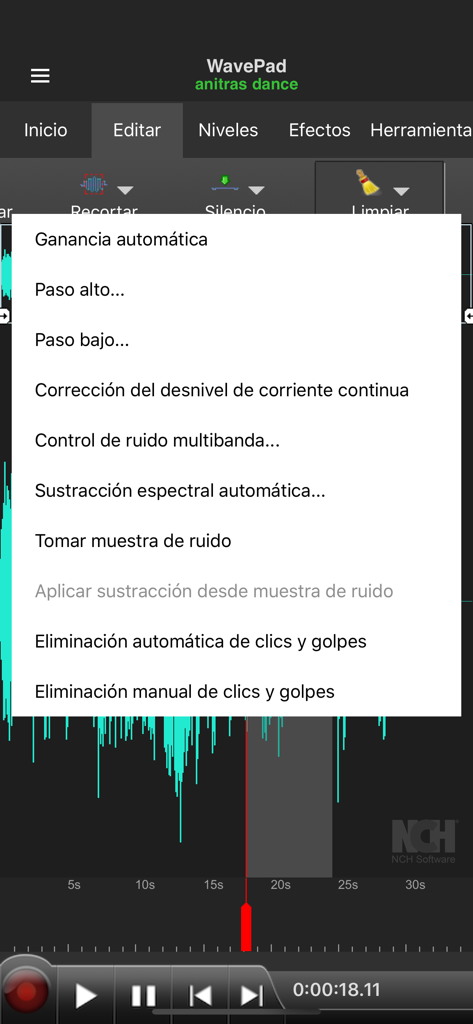 Interface do aplicativo móvel WavePad mostrando um menu de ferramentas de limpeza de áudio e redução de ruído em espanhol sobre uma forma de onda de som