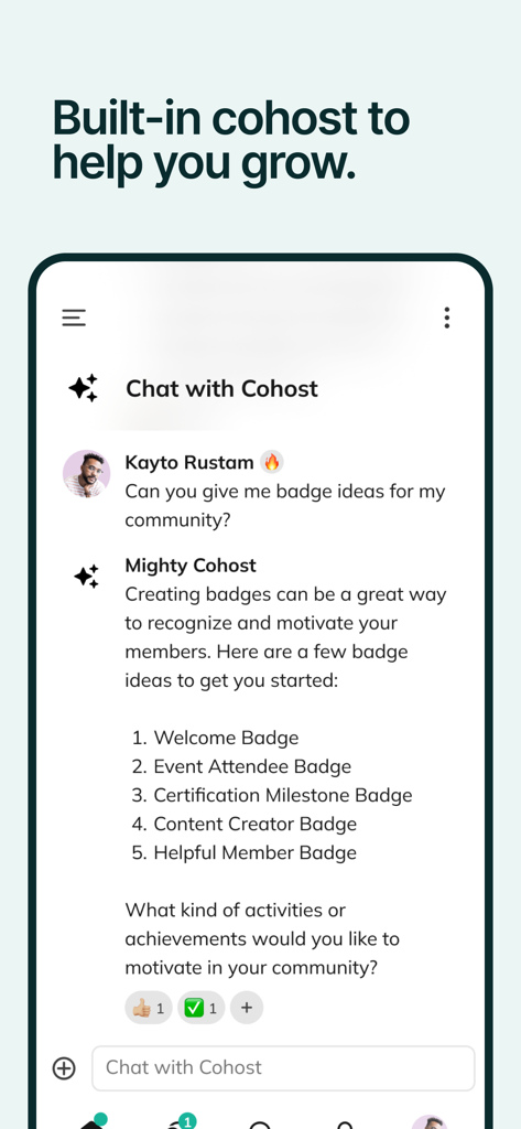 Mighty Networks - Interfaz de la aplicación Mighty Networks que muestra una conversación con el coanfitrión de IA integrado sobre ideas para insignias de la comunidad
