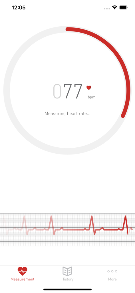 Una captura de pantalla de la aplicación Cardiograph midiendo la frecuencia cardíaca a 77 lpm con un gráfico de pulso en vivo.