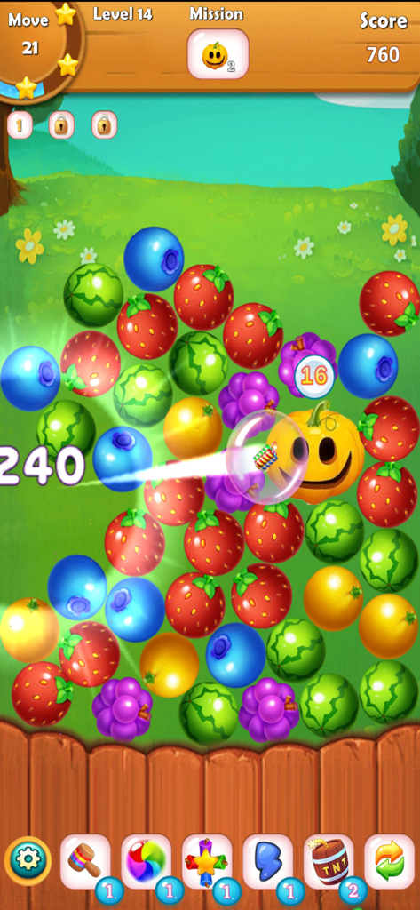 Fruit Link - Line Blast - Gameplay de Fruit Link Line Blast montrant des pièces de fruits colorées et un objectif de citrouille sur fond d'herbe