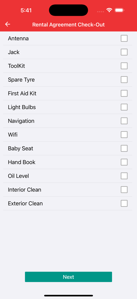 Pantalla de la aplicación móvil que muestra una lista de verificación de salida de alquiler de vehículos con elementos como Neumático de repuesto, Navegación y Nivel de aceite.