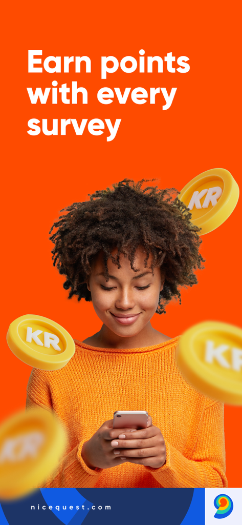 Una mujer joven usando la app Nicequest para ganar puntos Korus respondiendo encuestas en su smartphone.