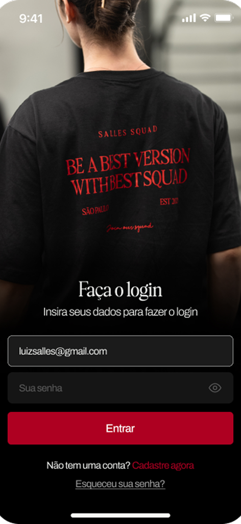 Luiz Salles - Login screen of the Luiz Salles SallesSquad bodybuilding app featuring a branded black and red t-shirt