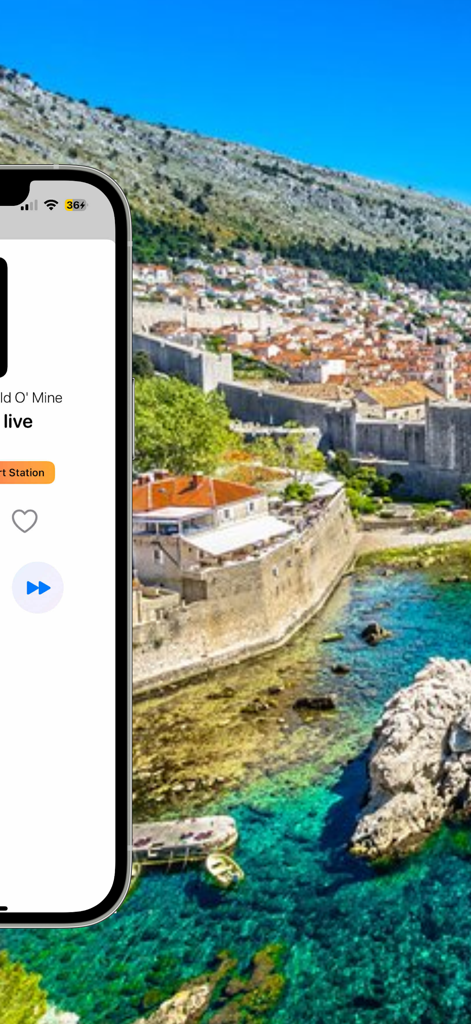 Interfaz de la aplicación Hrvatski Radio en un iPhone con un fondo escénico de la costa de Dubrovnik