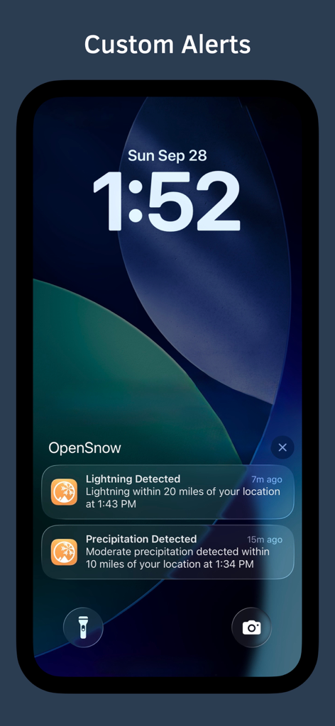 Pantalla de bloqueo del iPhone que muestra notificaciones meteorológicas personalizadas de OpenSnow para alertas de rayos y precipitaciones.