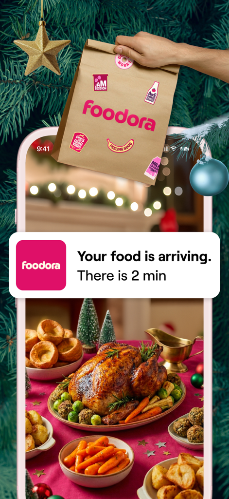 Foodora App Benachrichtigung, die die Ankunftszeit der Essenslieferung über einem festlichen Brathähnchen-Dinner und einem Weihnachtshintergrund anzeigt.
