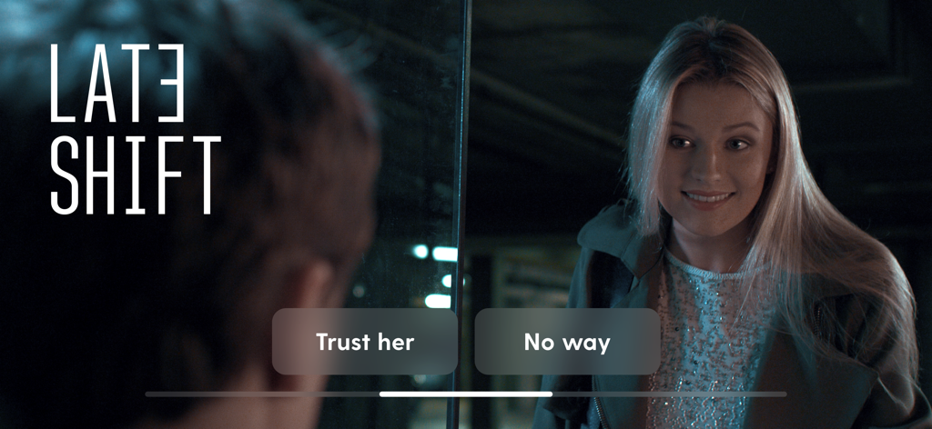 Una escena cinematográfica de Late Shift mostrando a una mujer sonriendo y dos botones de elección interactivos: Confiar en ella o De ninguna manera.