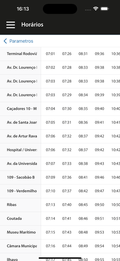 BusWay - Interface de l'application BusWay affichant un tableau détaillé des arrêts de bus et des heures d'arrivée.