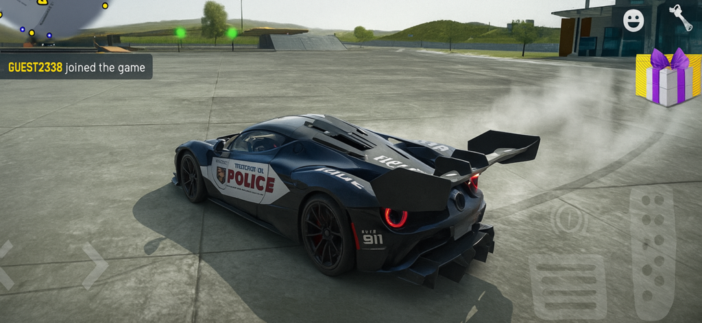 Une supercar noire aux couleurs de la police, en train de déraper dans un environnement en monde ouvert