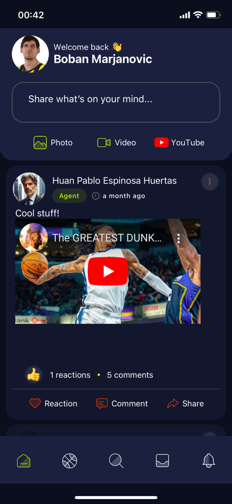 La interfaz de feed de redes sociales de la app Swish mostrando un vídeo de jugadas destacadas de baloncesto compartido por un agente deportivo