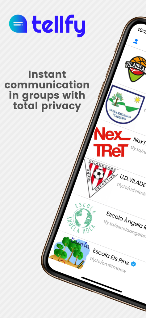 Tellfy - Interfaz de la aplicación Tellfy mostrando una lista de diversos grupos comunitarios, incluyendo escuelas y clubes deportivos con funciones de mensajería privada.