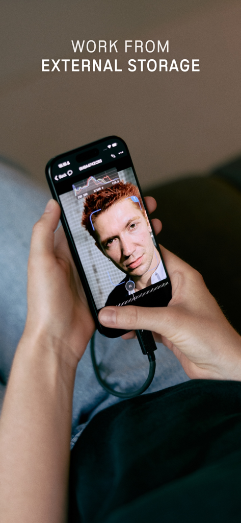 Capture One - Fotografo che utilizza Capture One mobile su un iPhone collegato a uno storage esterno