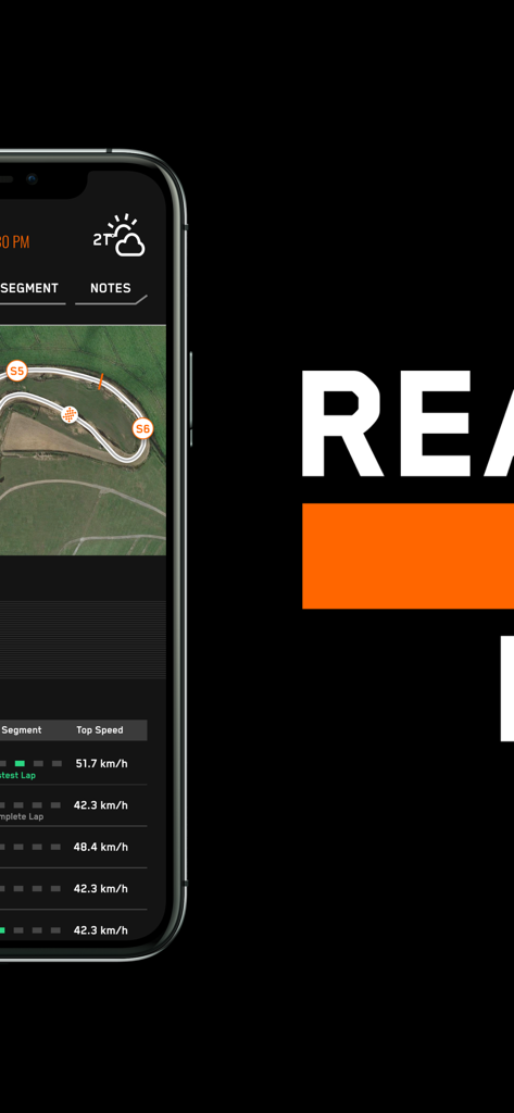 Uno smartphone mostra l'app KTMconnect con una mappa del circuito di gara con segmenti di giro e statistiche sulla velocità massima.