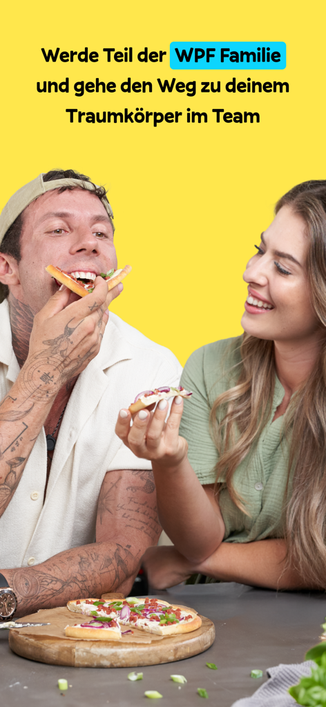 WPF Coaching - Un hombre y una mujer sonriendo y comiendo porciones de pizza juntos como parte de la comunidad de fitness social de WPF Coaching