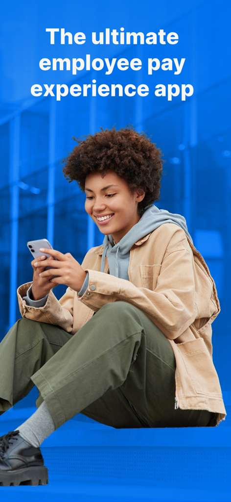 CloudPay - Una joven sonriente usando la aplicación móvil CloudPay en su smartphone