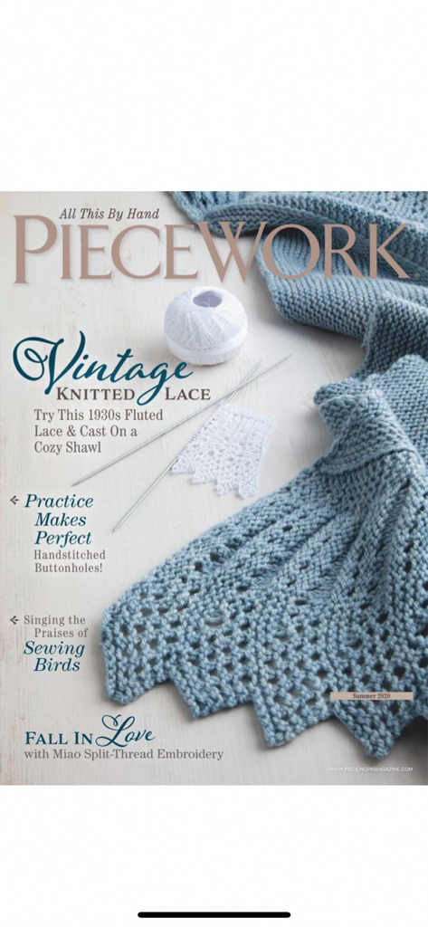 PieceWork Magazine - Capa da revista PieceWork apresentando renda de tricô vintage e um xale azul feito à mão.