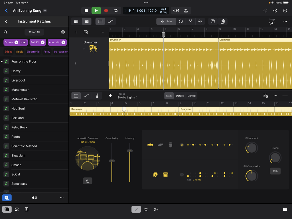 Logic Pro for iPad - Interfaz de Logic Pro para iPad que muestra los controles del Baterista de Sesión y la línea de tiempo del proyecto musical.
