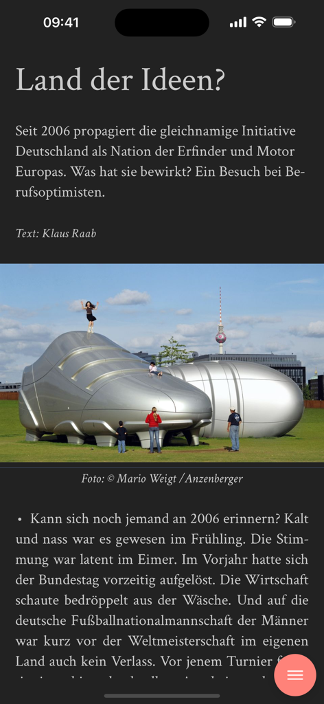 brand eins - Screenshot of an article in the brand eins app titled Land der Ideen featuring a giant soccer shoe sculpture in Berlin